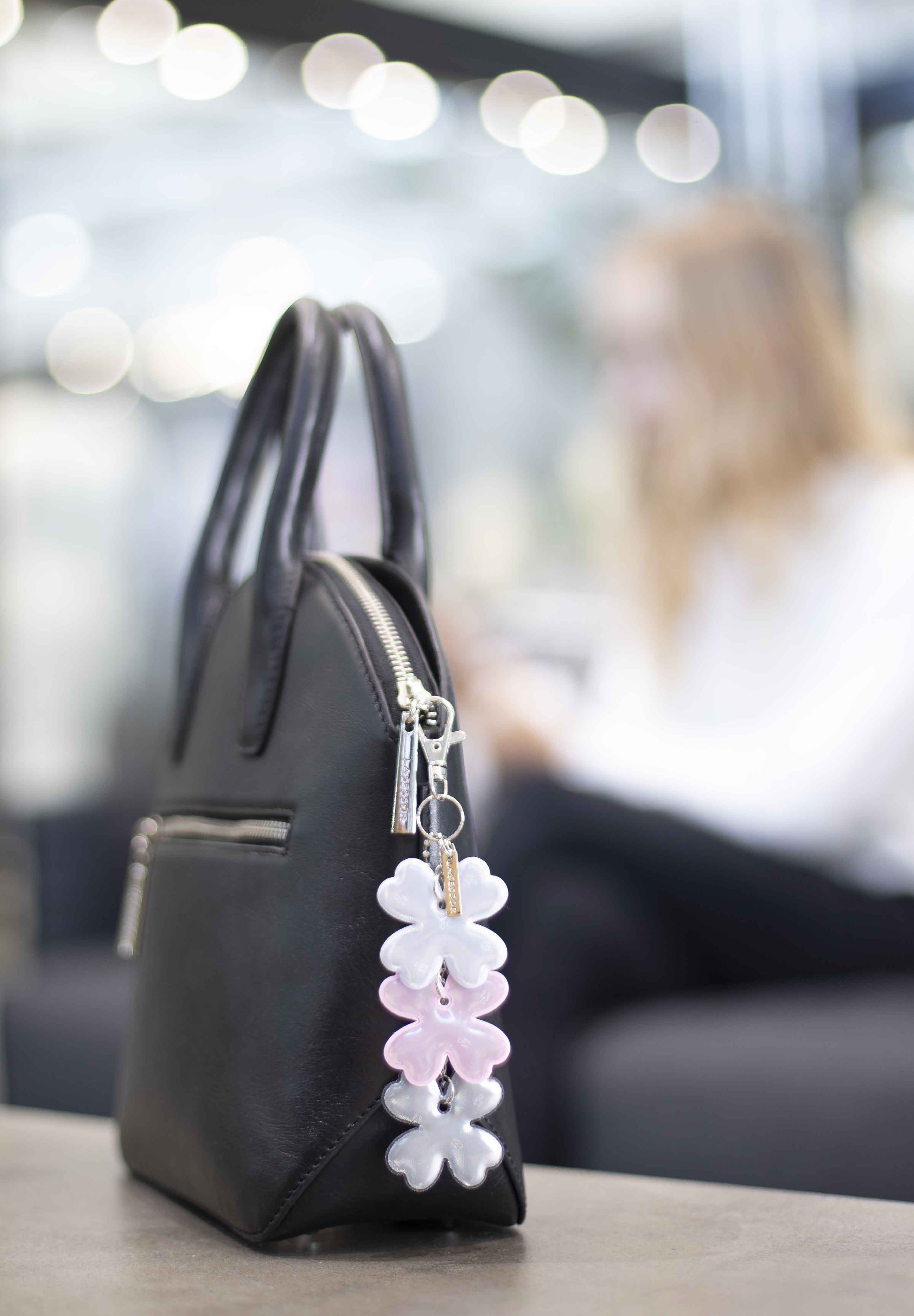 Lasessor design koruheijastin reflector 3-clovers rosa F6 roikkumassa laukussa