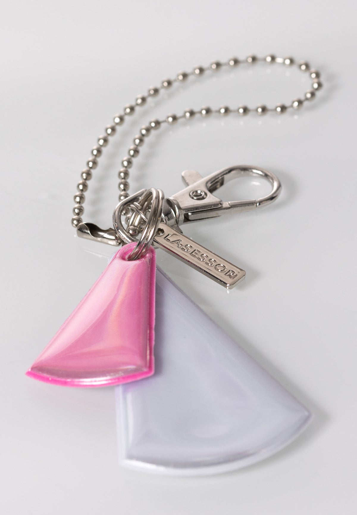 Round glass reflector with a shimmering effect