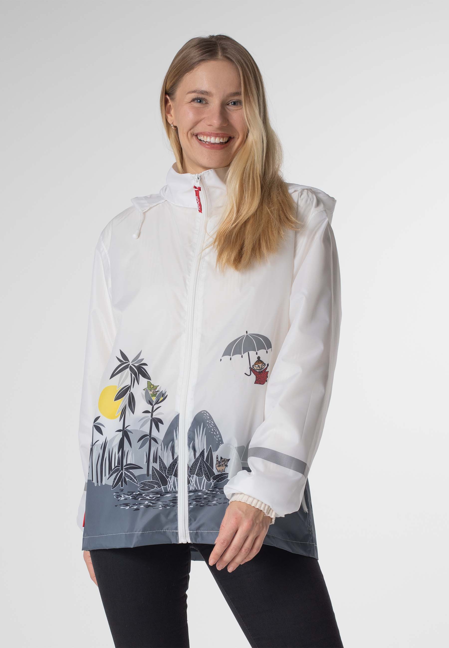 Lasessorin Muumi Saaressa sadetakki mallin päällä