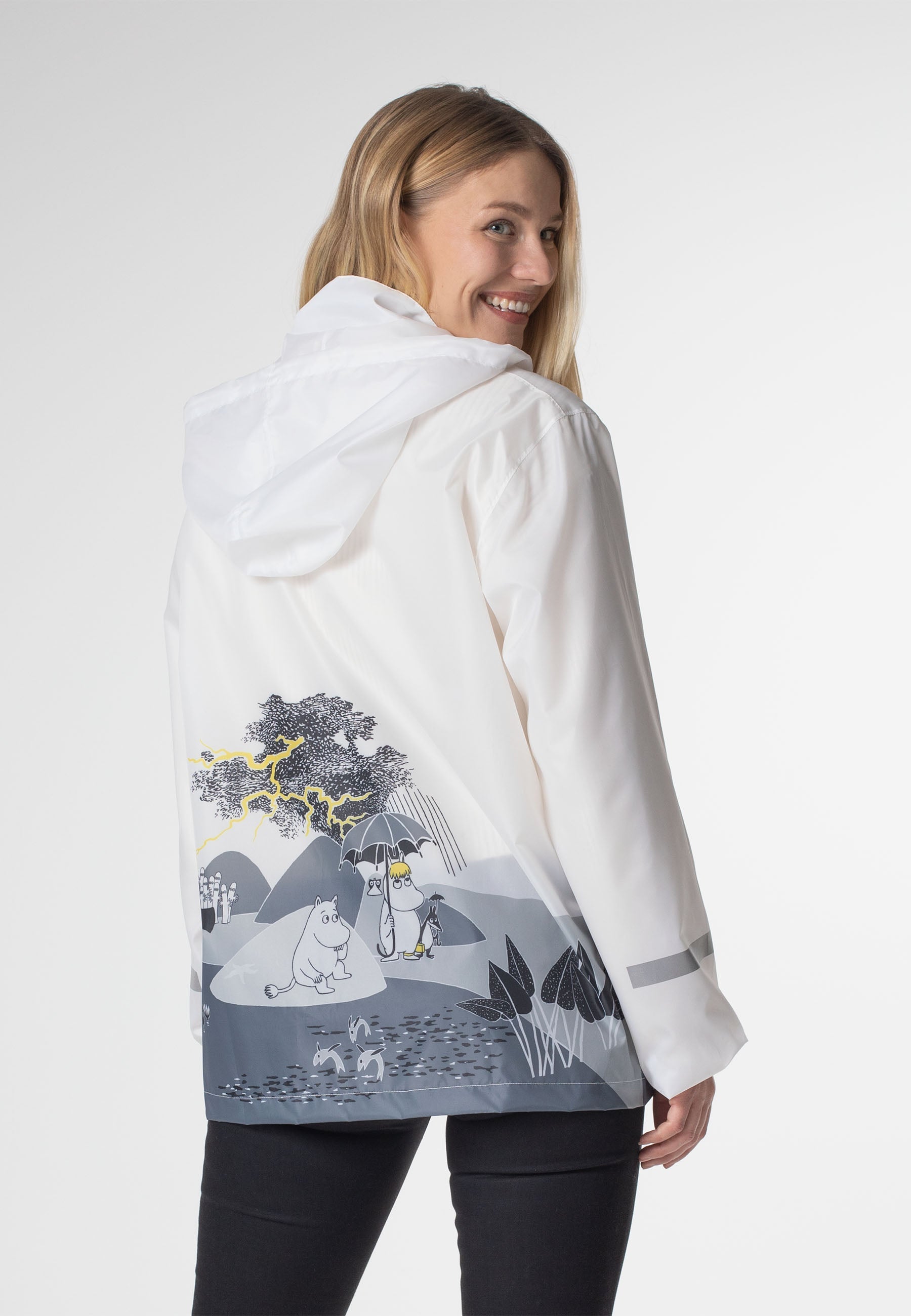 Muumi Saaressa sadetakki mallin päällä takaapäin