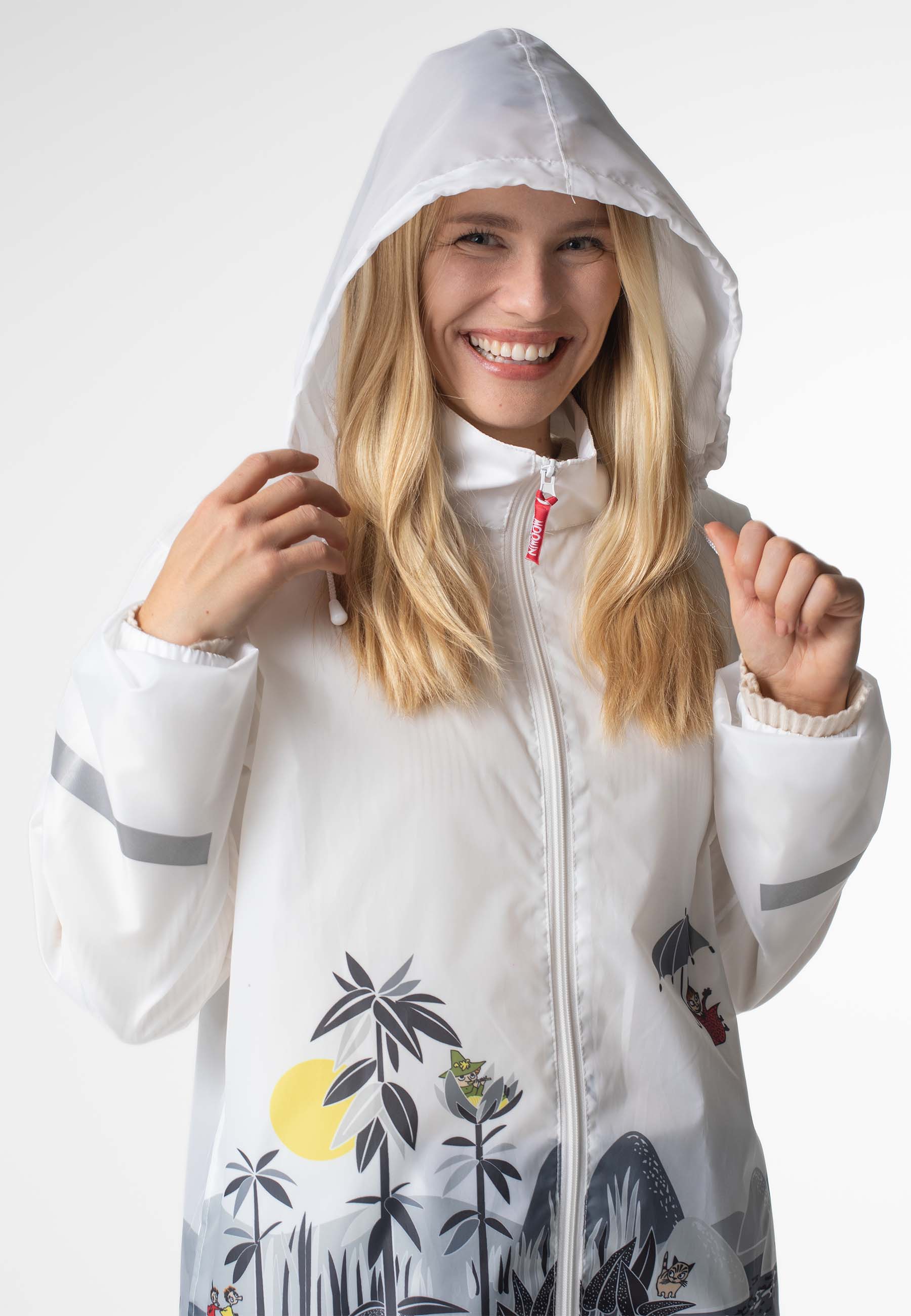 Lasessorin Muumi Saaressa sadetakki mallin päällä huppu päässä