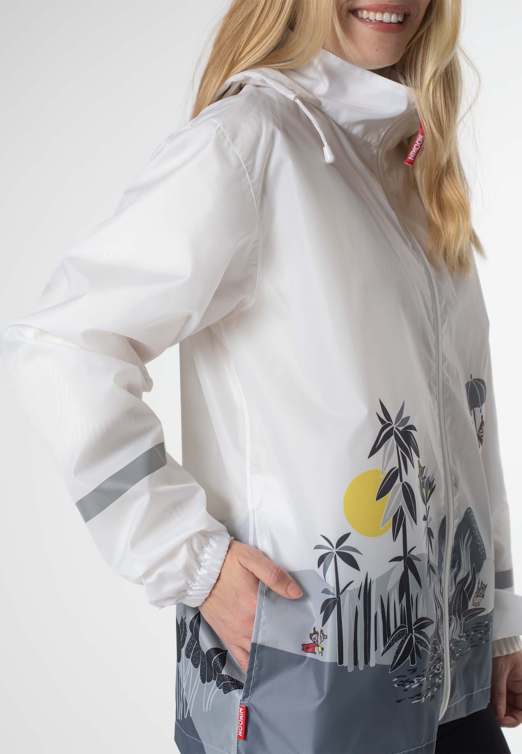 Muumi Saaressa sadetakki mallin päällä lähikuvassa